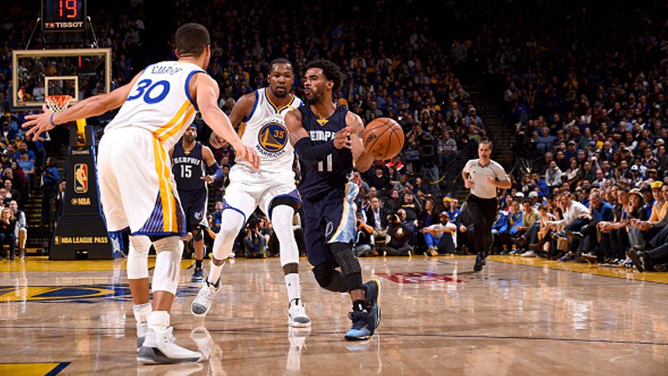 Mike Conley menjadi bintang bagi Memphis Grizzlies saat melawan Golden State Warriors. Copyright: © Noah Graham/NBAE via Getty Images